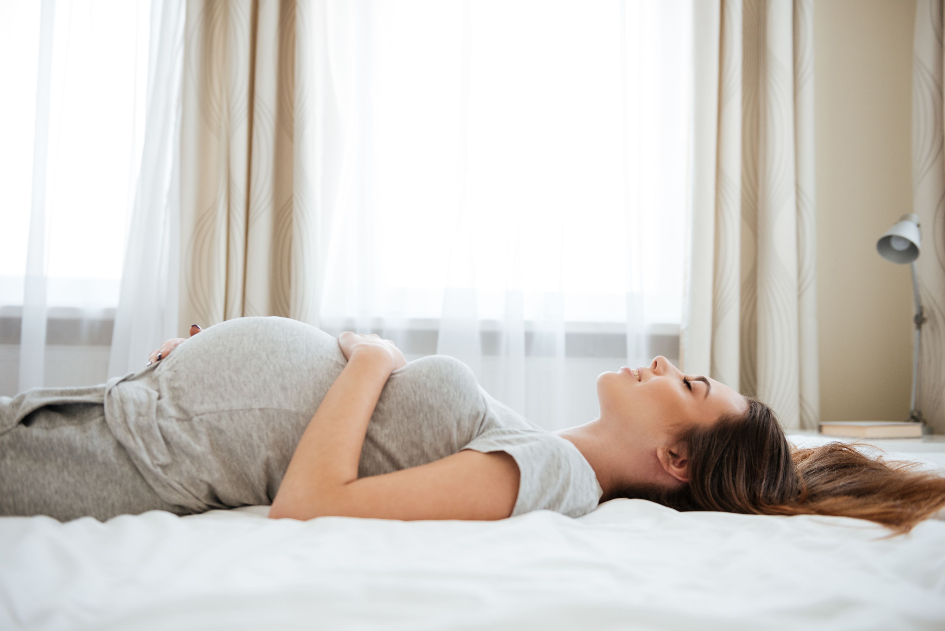 Беременность сплю на левом боку. Сон беременной женщины. Беременные в постели.